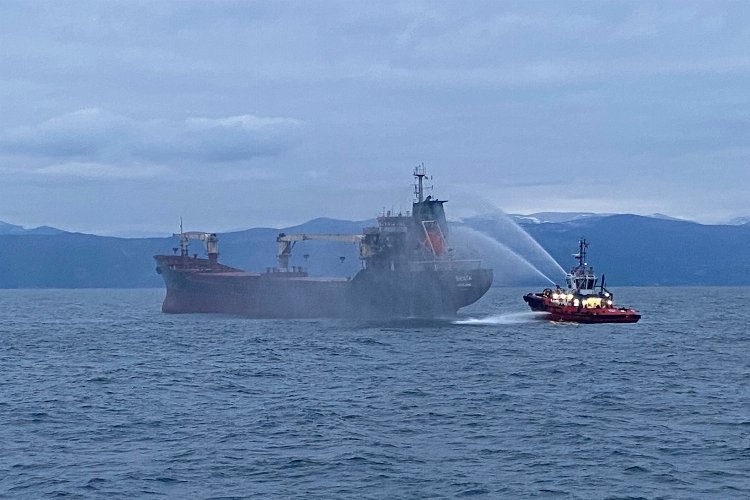 Sinop’ta yanan gemi Gerze’ye ulaştı.. Kayıp bir mürettebat aranıyor