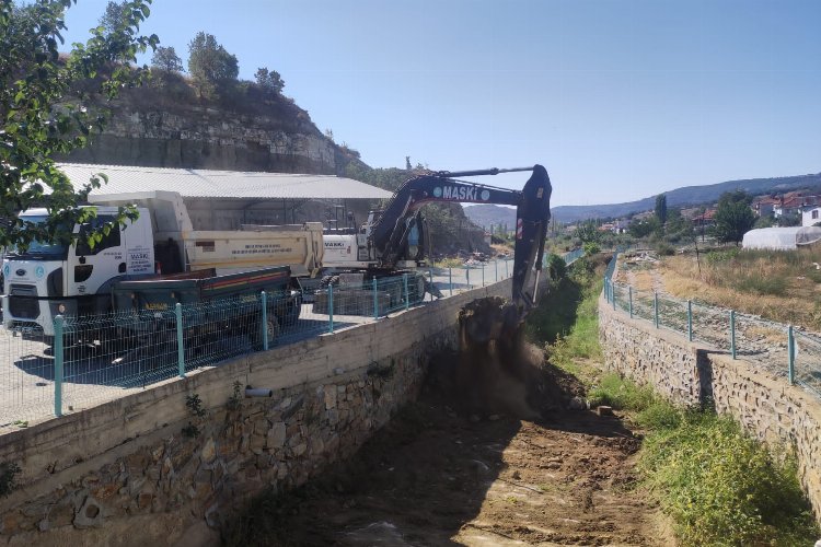 Manisa Demirci’de derelere taşkın önlemi