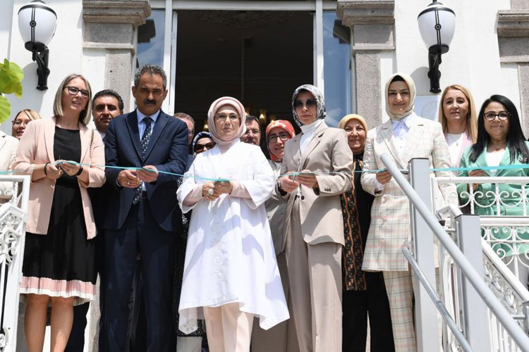 Emine Erdoğan’dan İzmir’de ‘Enstitü’ açılışı