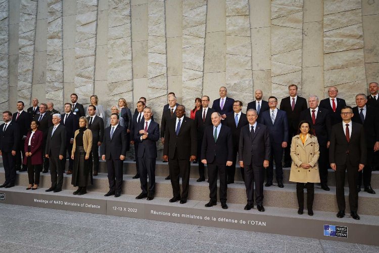 Bakan Akar’dan karargâhta ‘aile’ fotoğrafı