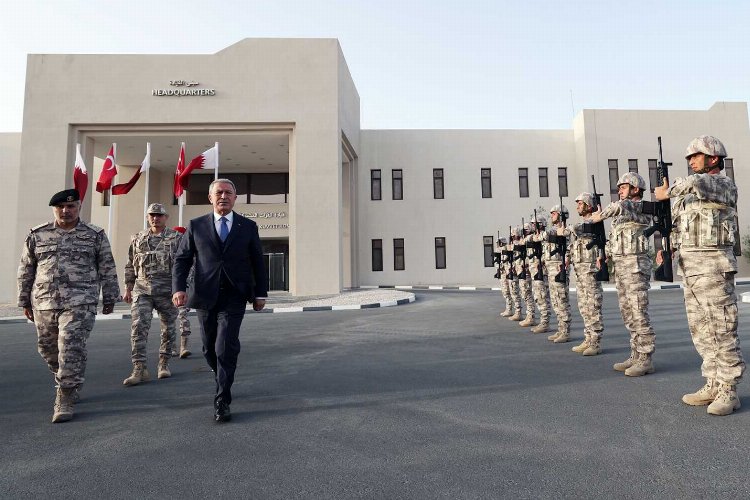 Bakan Akar Katar’da Mehmetçikle buluştu