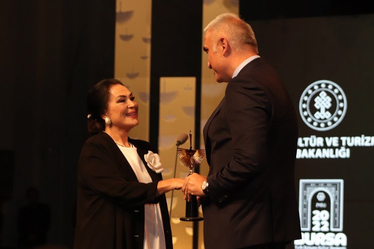Korkut Ata’da sinemanın sultanına ‘vefa’ ödülü