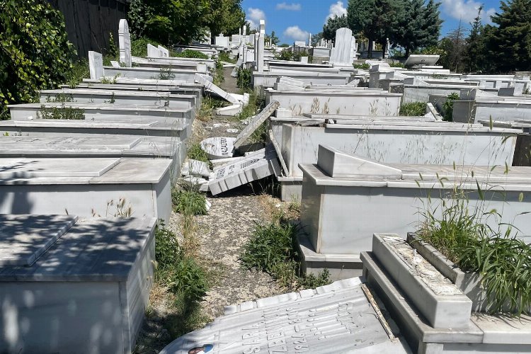 İstanbul’da Yahudi Mezarlığı’na saldırı… 36 mezar taşı kırıldı!