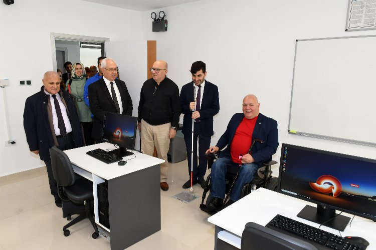 İzmir Karabağlar’da görme engellilere teknolojik laboratuvar