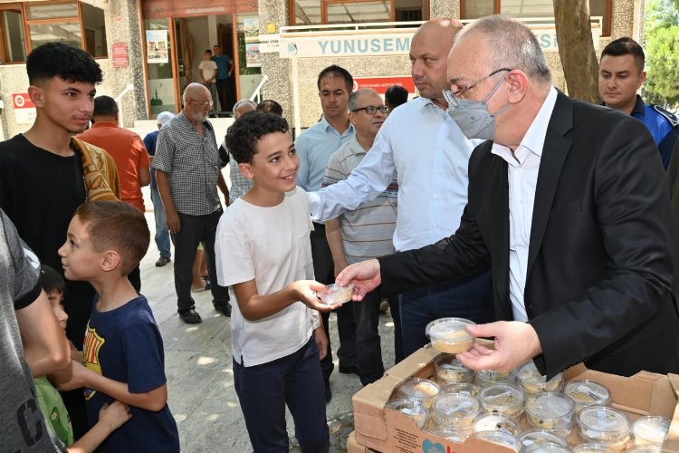 Manisa’da Başkan Ergün’den arife günü helva ikramı
