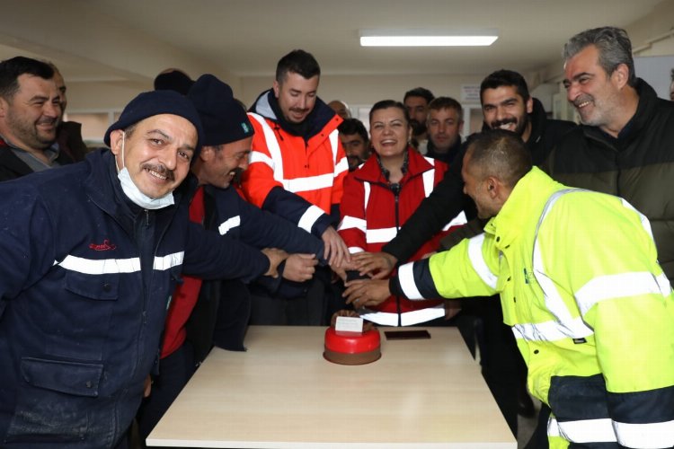 Kocaeli İzmit’te karla mücadele ekibine pastalı sürpriz