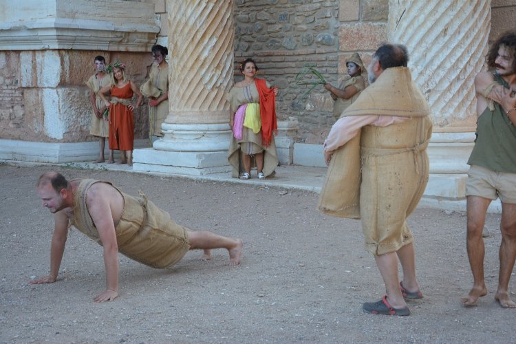 Dionysos Tiyatrocuları’ndan tarihi mekanda canlı performans