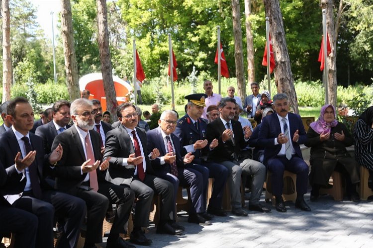 Kayseri’de şehitlere dua ve karanfil