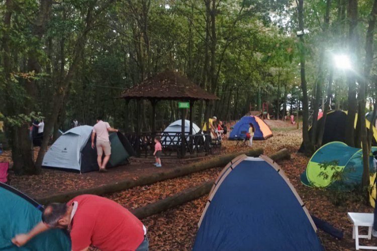 Sakarya’da babalar, çocuklarıyla kampta