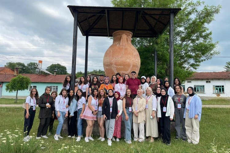 Bilecik Pazaryeri’nde Türkiye’nin en büyük küpü ziyaretçi çekiyor