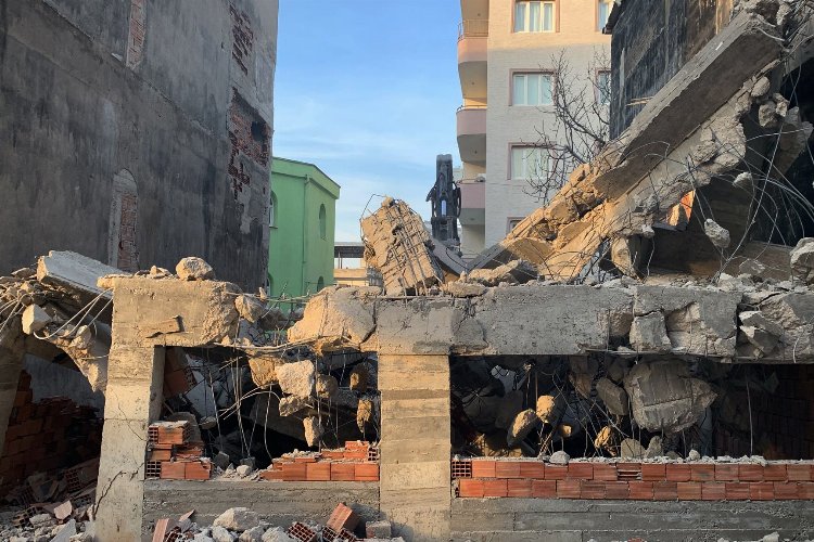 Bursa Osmangazi’de 4 katlı kaçak ev yıkıldı