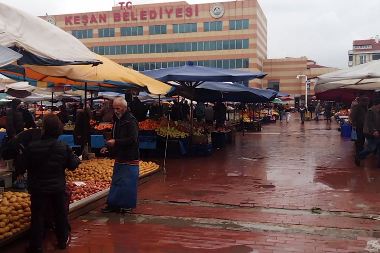 Edirne Keşan’da yağış pazaryeri esnafını isyan ettirdi