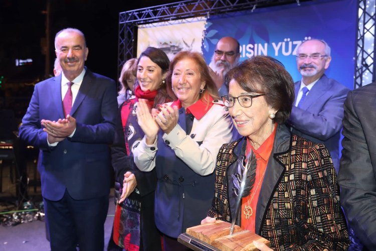 2. Cumhurbaşkanı İsmet İnönü’nün kızına Mudanya’dan ‘Barış Yolu’ ödülü