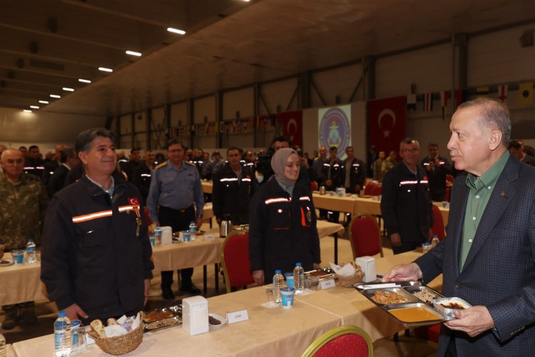 Erdoğan Ramazan’ın son iftarını tersane işçileriyle yaptı