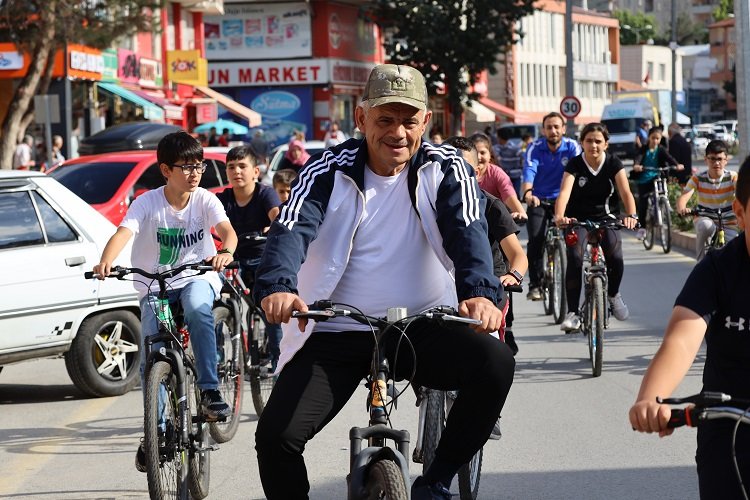 Kayseri Yahyalı Belediyesi’nden çocuklara karne eğlencesi