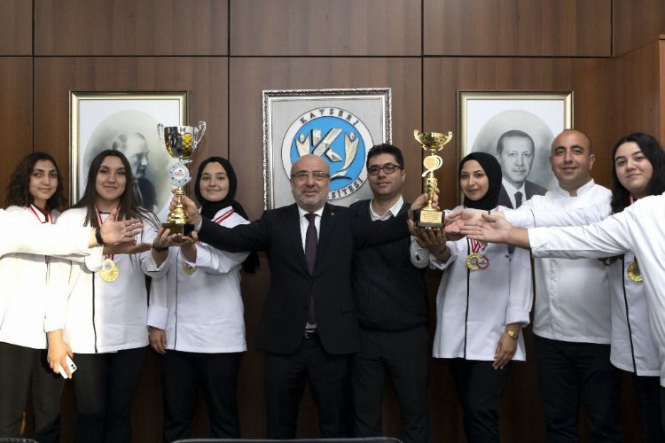 KAYÜ’deki Kariyer Etkinliği’nde Dondurma Usta’sı boy gösterdi