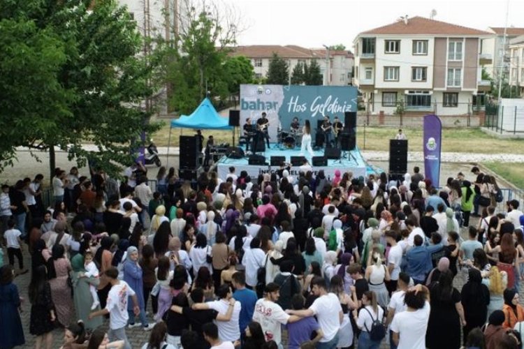 Bursa İnegöl’de üniversitelilerden yaza konserli merhaba