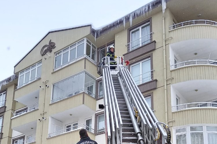 Nevşehir’de tehlikeli buz sarkıtları temizleniyor