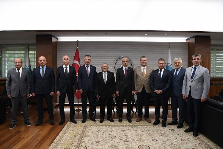 Memduh Büyükkılıç’tan karayolları zirvesi