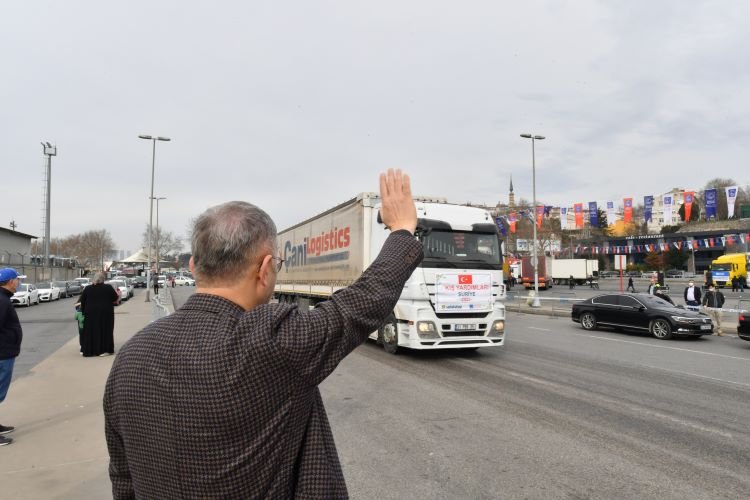 Üsküdar’dan İdlib’e 100 tırlık yardım konvoyu yola çıktı