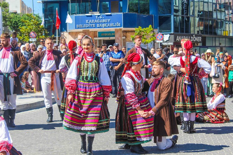 Bursa Karacabey’de Uluslararası Karagöz Halk Dansları rüzgârı