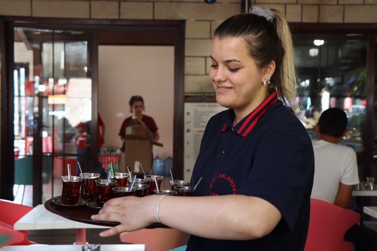Kocaeli İzmit’te ‘Gülümse Kafe’ vatandaşların yüzünü güldürdü