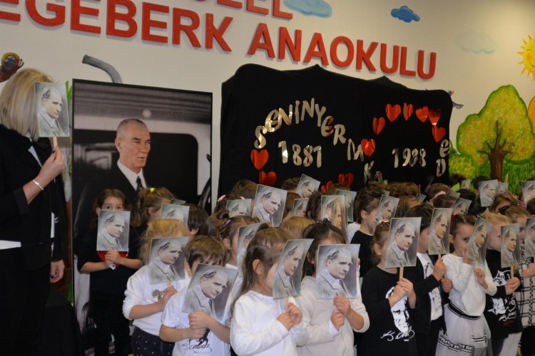 Bursa’da Egeberkli minikler Atatürk’ü andı