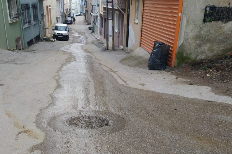 Bursa’nın o mahallesinde binadakiler uzlaşamadı, pislikler sokağa aktı