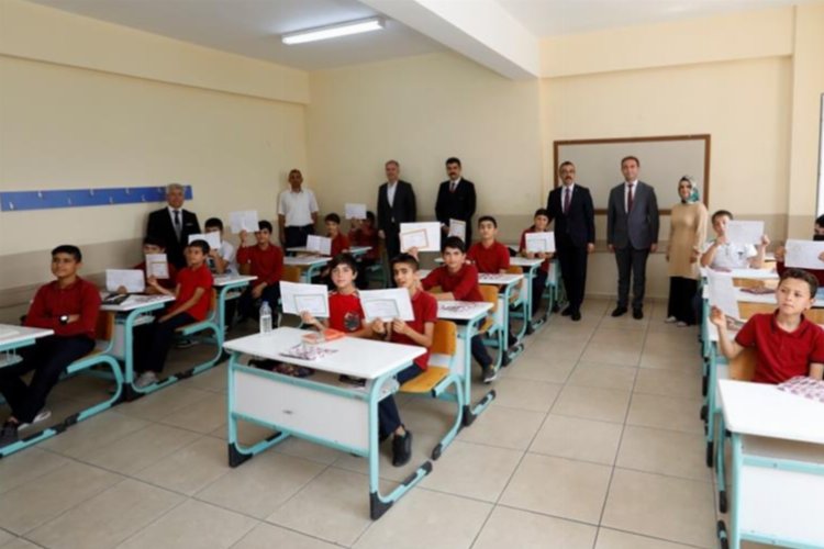 Bursa’da İnegöl protokolü karne heyecanına ortak oldu
