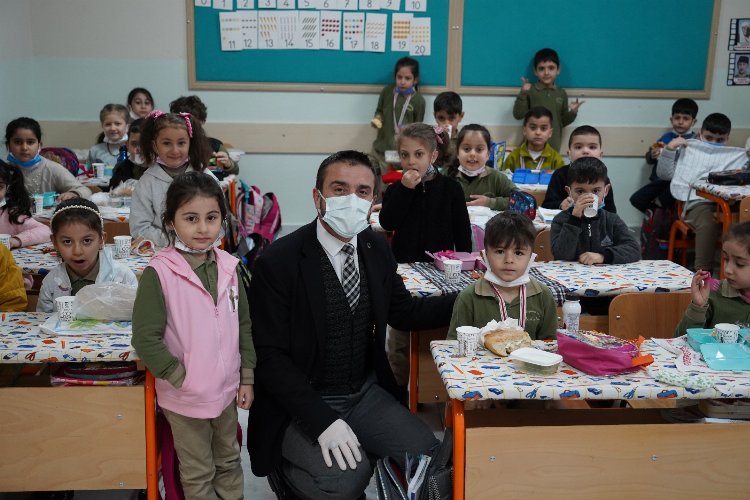 Çocukların sabah sütü Bursa Kestel Belediyesi’nden