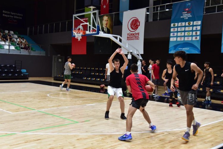 Manisa’da ‘Gençler Ligi’ için potada kıyasıya rekabet