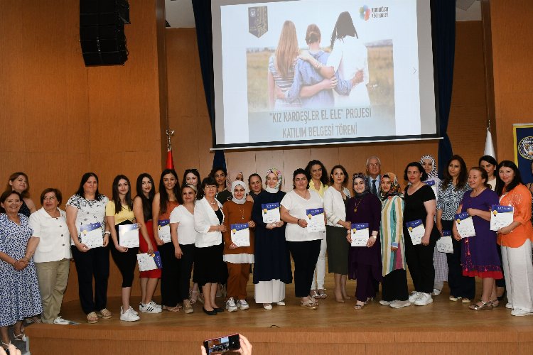 İzmir Karabağlar’da ‘Kız Kardeşler El Ele’
