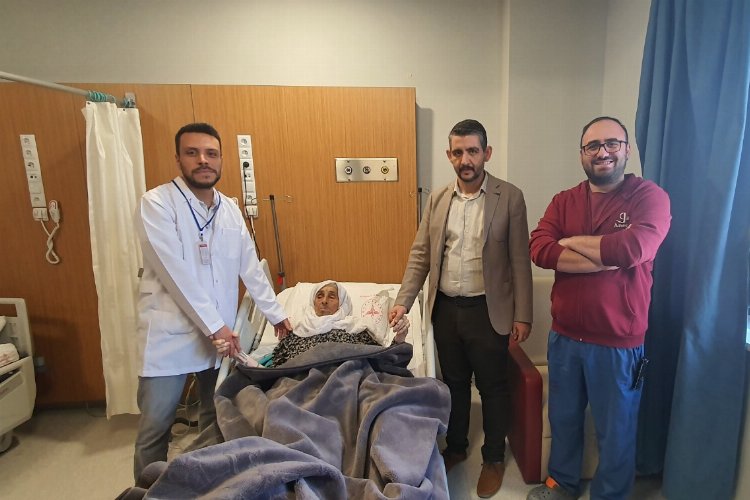 Şanlıurfa’da kalça kemiği kırılan 105 yaşındaki hasta yürümeye başladı
