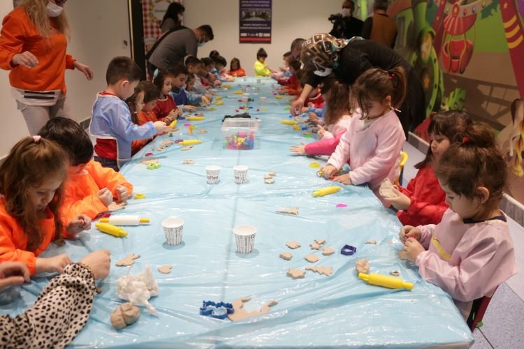 Kütahya’da çocuklar çini sanatıyla tanışıyor