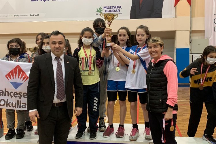Bursa Osmangazi’de badminton fırtınası
