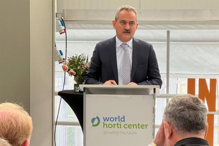 Bakan Özer Hollanda’da