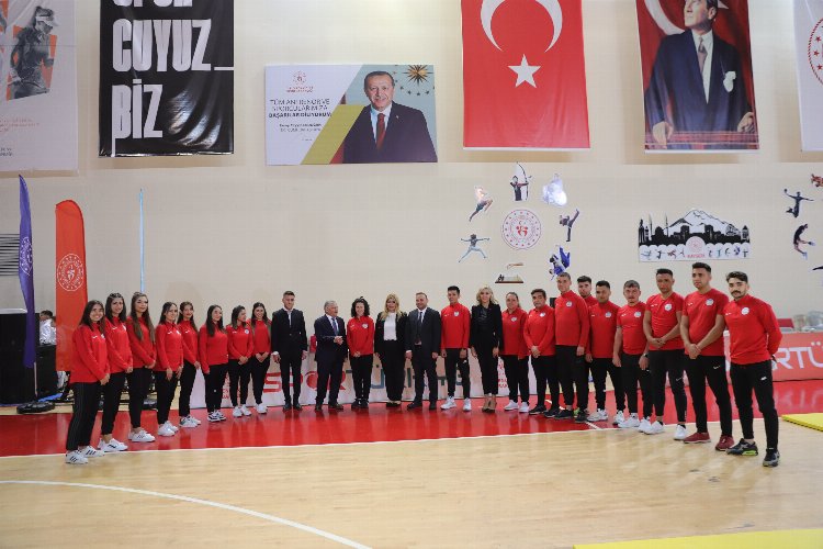 Kayseri’de Başkan Büyükkılıç, Vali Çiçek ile 19 Mayıs kutlamalarına katıldı