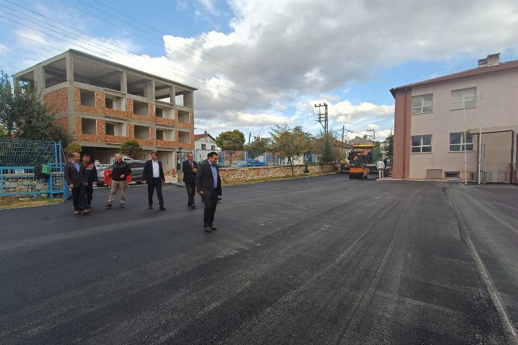 Bilecik Pazaryeri’nde okul bahçelerine asfaltlama