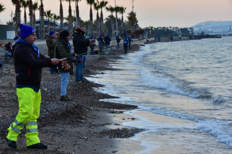 İzmir’de mavi bayraklı Aliağa’da oltalar yarıştı