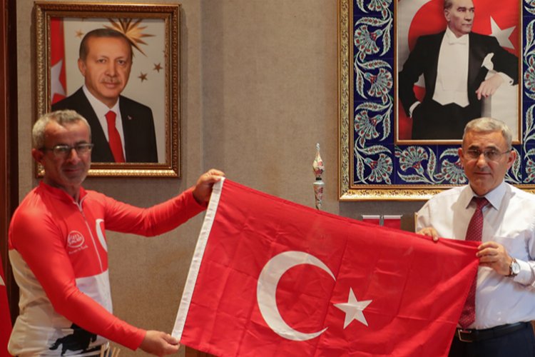 İzmir’den pedalları ‘şehitlere vefa’ için çevirdi