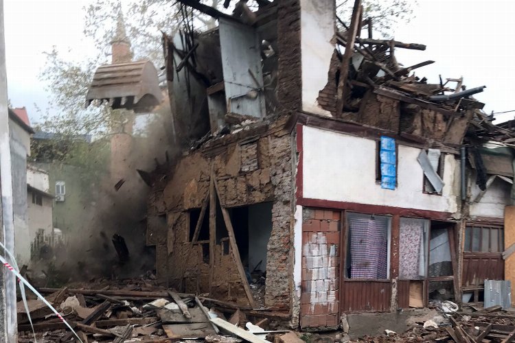 Bursa Osmangazi’de Ebu İshak metruk binalardan temizleniyor