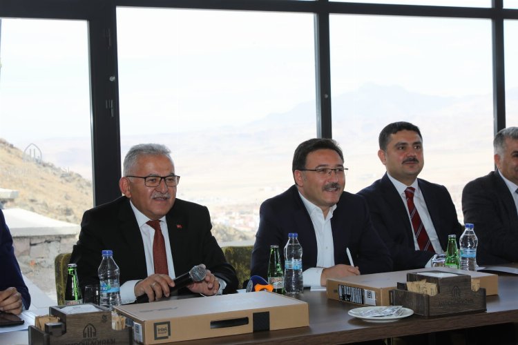 Kayseri Valisi Develi’de muhtarlarla buluştu