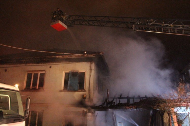 Bilecik Pazaryeri’nde yangın! Çok sayıda kümes hayvanı telef oldu