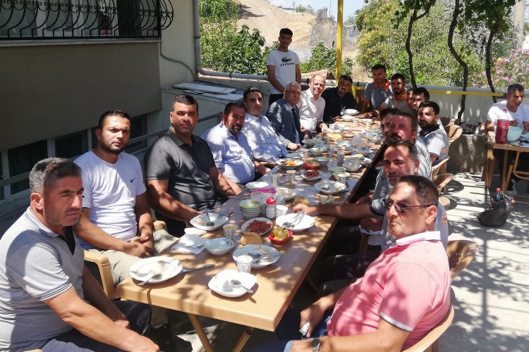 İzmir Karabağlar’da mahalleliden yemekli teşekkür