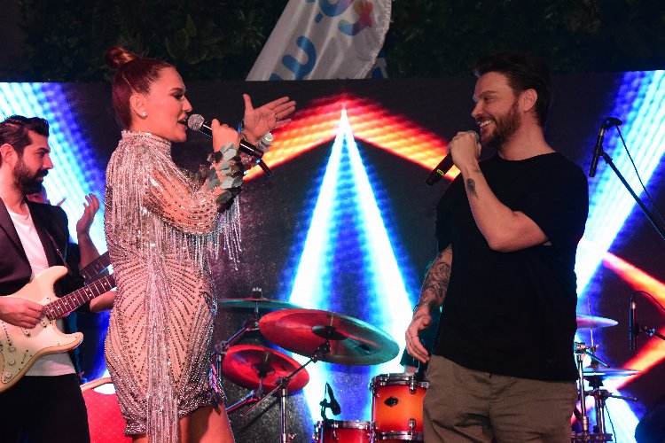 Demet Akalın, Sinan Akçıl’la Uludağ’da düet yaptı