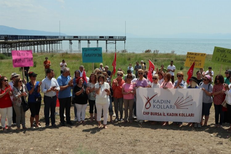 Bursa’da CHP’li kadınlar kuraklığa İznik Gölü’nden çağrı yaptı