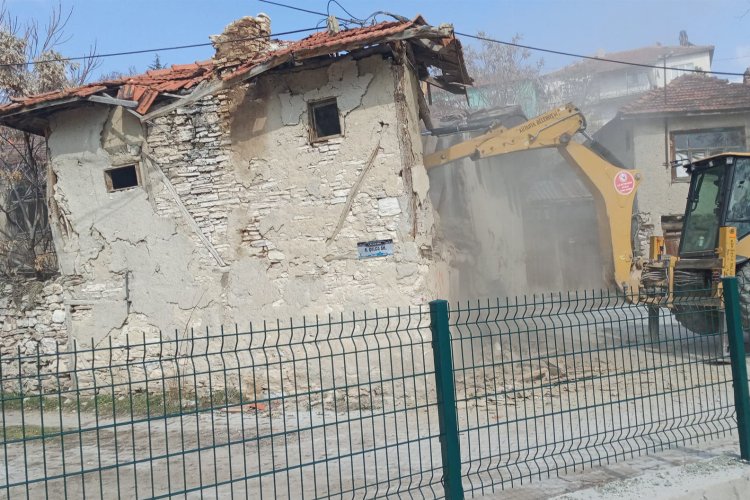 Kütahya’da metruklardan yıkımla arınıyor