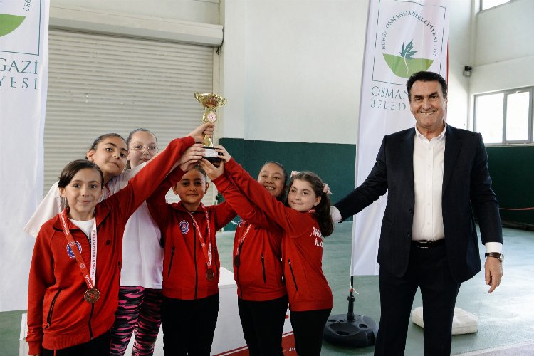 Bursa Osmangazi’de satranç tutkunları ödüllerine kavuştu