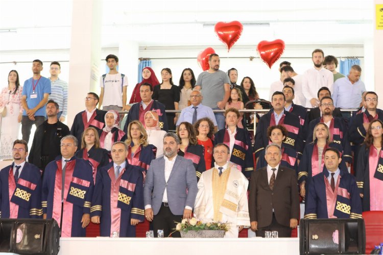ERÜ Mühendislik Fakültesi’nde mezuniyet sevinci