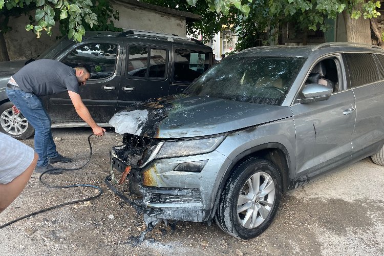 Adıyaman’da park halindeki lüks otomobil alev alev yandı